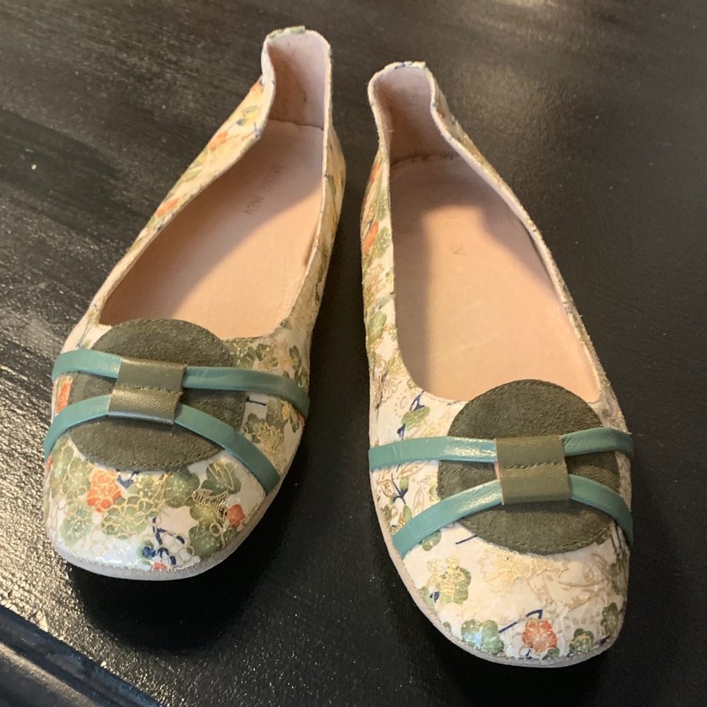 Bernie Mev- Floral Ballet Flats with Green Accents - Picture 7 of 8